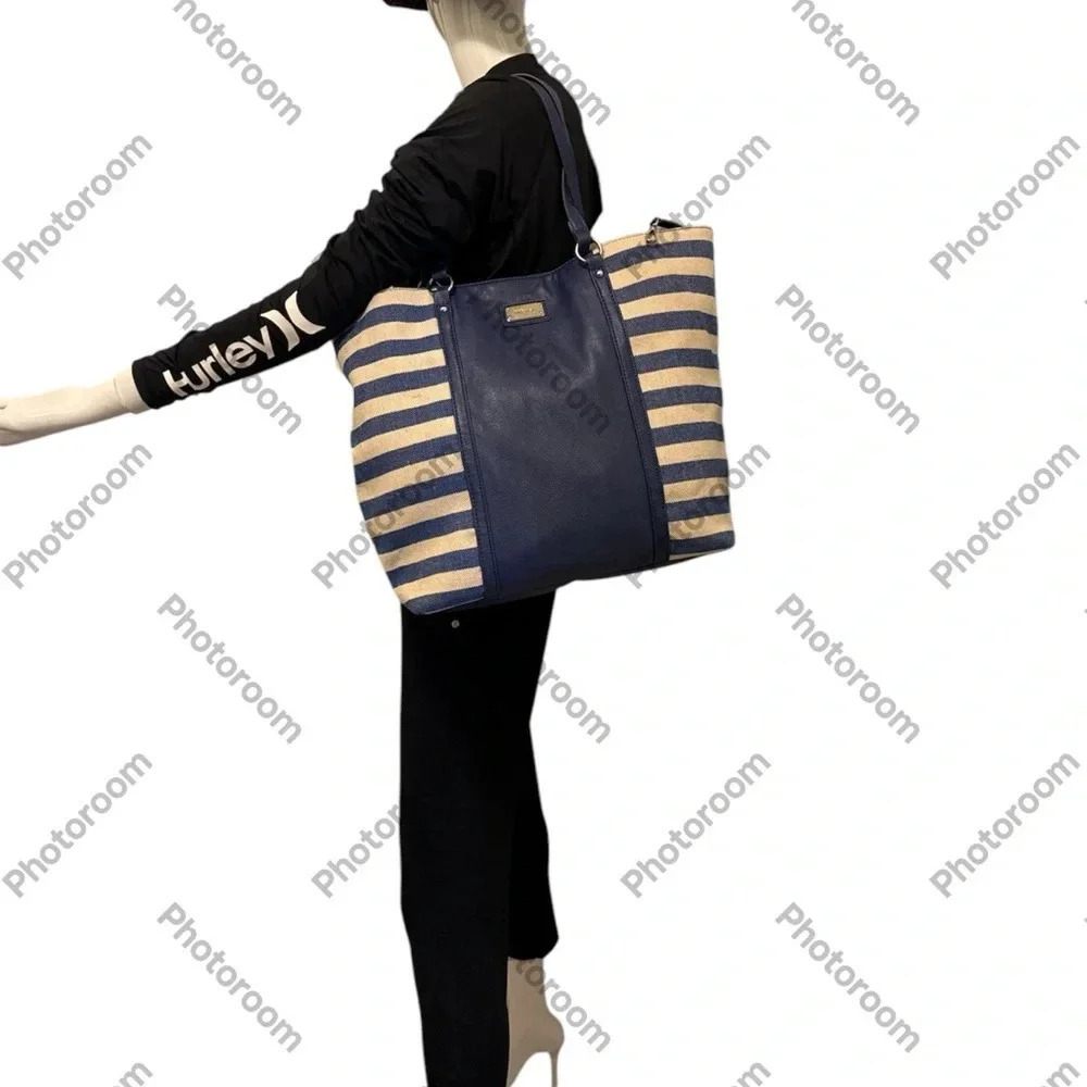 Nine wast large bag in great condition Canvas and leather clean inside